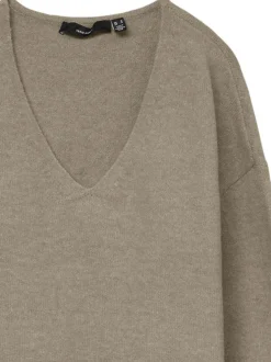 Pull beige uni à coupe droite avec un col v et des manches longues