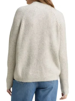 Pull beige uni côtelé avec un col rond et des manches longues
