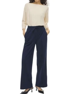 Pull beige uni doux avec une coupe droite et un col bateau