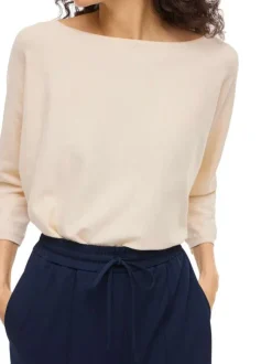 Pull beige uni doux avec une coupe droite et un col bateau