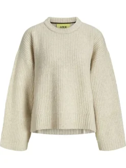 Pull beige uni en maille avec une coupe oversize et un col rond