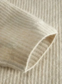 Pull beige uni en maille avec une coupe oversize et un col rond