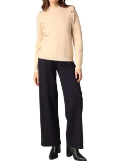 Pull beige uni en maille côtelée avec des boutons décoratifs et un col montant