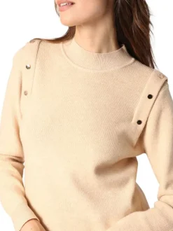 Pull beige uni en maille côtelée avec des boutons décoratifs et un col montant