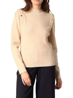 Pull beige uni en maille côtelée avec des boutons décoratifs et un col montant