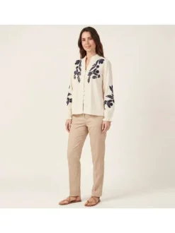 Pull beige uni pourvu de manches longues et d'une coupe droite