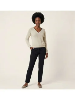 Pull beige uni pourvu de manches longues et d'une coupe droite