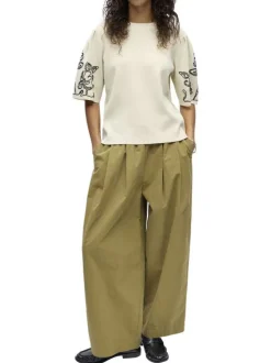 Pull beige uni pourvu d'une coupe droite et de manches courtes