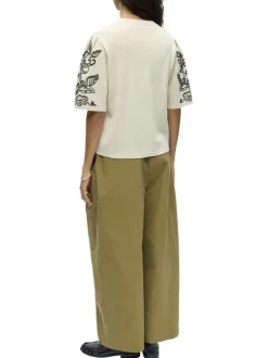 Pull beige uni pourvu d'une coupe droite et de manches courtes