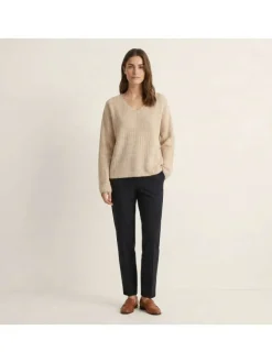 Pull beige uni pourvu d'une coupe droite et de manches longues