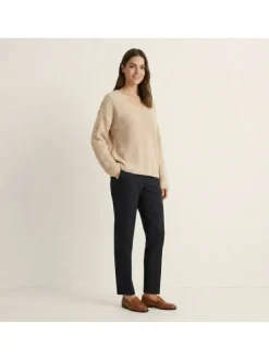 Pull beige uni pourvu d'une coupe droite et de manches longues