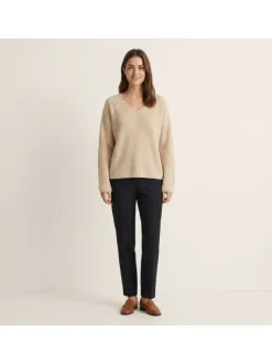 Pull beige uni pourvu d'une coupe droite et de manches longues