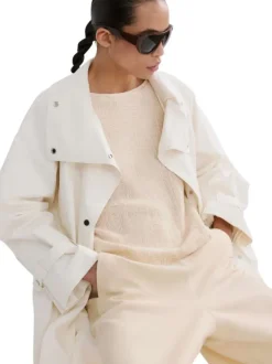 Pull beige uni pourvu d'une coupe droite et de manches longues