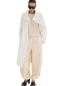 Pull beige uni pourvu d'une coupe droite et de manches longues