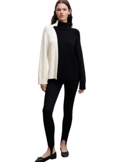 Pull black bicolore coupe droite avec un col roulé et des manches en bord côte