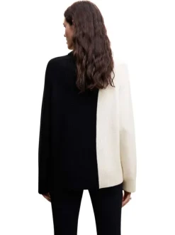 Pull black bicolore coupe droite avec un col roulé et des manches en bord côte