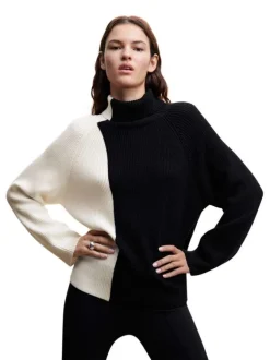 Pull black bicolore coupe droite avec un col roulé et des manches en bord côte