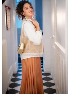 Pull blanc ample avec des boutons décoratifs à l'avant et un col rond