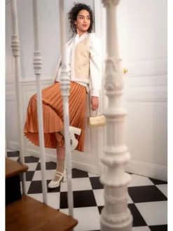 Pull blanc ample avec des boutons décoratifs à l'avant et un col rond