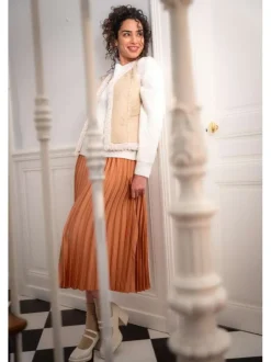 Pull blanc ample avec des boutons décoratifs à l'avant et un col rond
