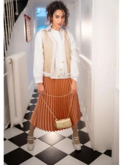 Pull blanc ample avec des boutons décoratifs à l'avant et un col rond