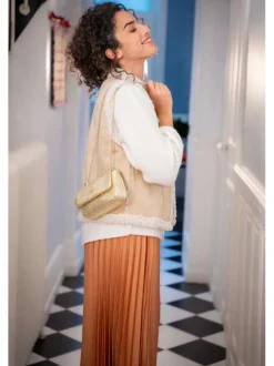 Pull blanc ample avec des boutons décoratifs à l'avant et un col rond
