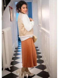 Pull blanc ample avec des boutons décoratifs à l'avant et un col rond