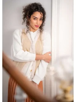 Pull blanc ample avec des boutons décoratifs à l'avant et un col rond