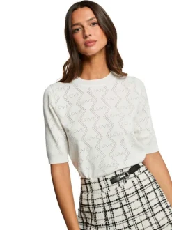 Pull blanc à motifs avec une coupe droite et des manches courtes