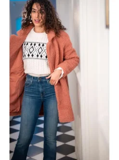 Pull blanc uni avec une coupe droite à col rond et des manches longues