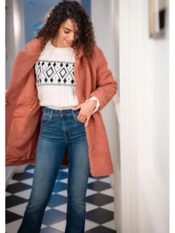 Pull blanc uni avec une coupe droite à col rond et des manches longues