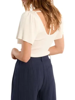Pull blanc uni pourvu de manches courtes et d'une coupe ajustée