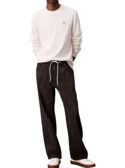 Pull blanc uni texturé avec un petit patch brodé et à col rond