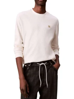 Pull blanc uni texturé avec un petit patch brodé et à col rond