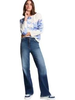 Pull bleu ciel imprimé floral avec une coupe droite et un col rond