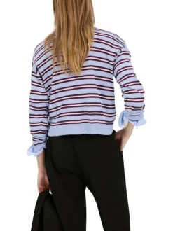 Pull bleu ciel à rayures avec une coupe droite et des manches longues