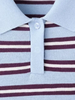 Pull bleu ciel à rayures avec une coupe droite et des manches longues