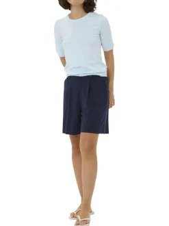 Pull bleu ciel uni pourvu d'une coupe ajustée et de manches courtes