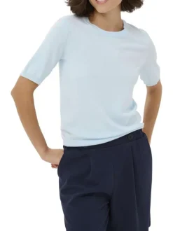 Pull bleu ciel uni pourvu d'une coupe ajustée et de manches courtes