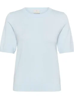 Pull bleu ciel uni pourvu d'une coupe ajustée et de manches courtes