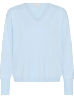 Pull bleu ciel uni pourvu d'une coupe droite et de manches longues