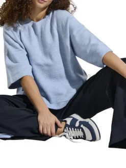 Pull bleu clair uni à coupe droite avec un col rond et des manches 3/4