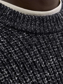 Pull bleu marine en maille tricotée avec une coupe droite et un col rond