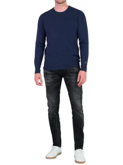 Pull bleu marine en maille uni avec une coupe près du corps et un col rond