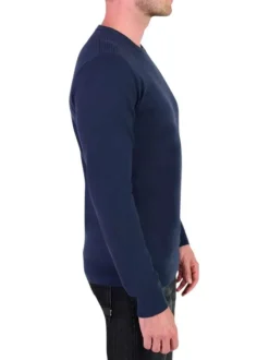 Pull bleu marine en maille uni avec une coupe près du corps et un col rond
