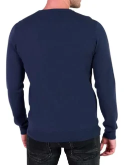 Pull bleu marine en maille uni avec une coupe près du corps et un col rond