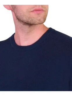 Pull bleu marine en maille uni avec une coupe près du corps et un col rond