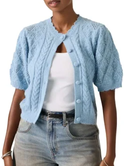 Pull bleu pourvu d'un col rond festonné et d'une fermeture boutonnée