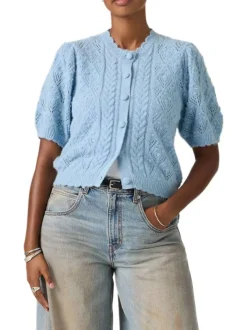 Pull bleu pourvu d'un col rond festonné et d'une fermeture boutonnée