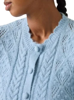 Pull bleu pourvu d'un col rond festonné et d'une fermeture boutonnée
